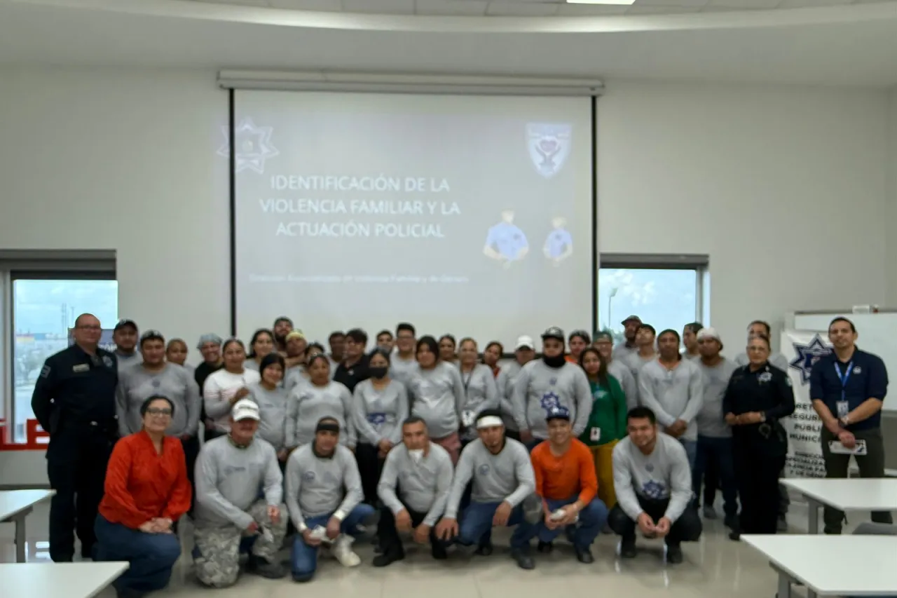 Policías llevan prevención de la violencia familiar a maquiladora TPI Planta 3
