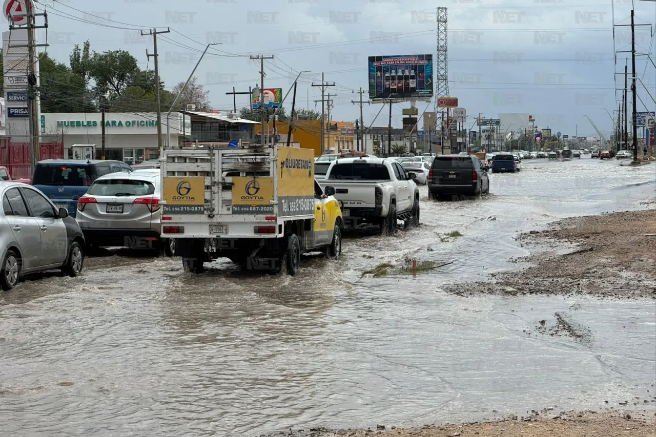 Tráfico pesado tras inundación del Gómez Morín