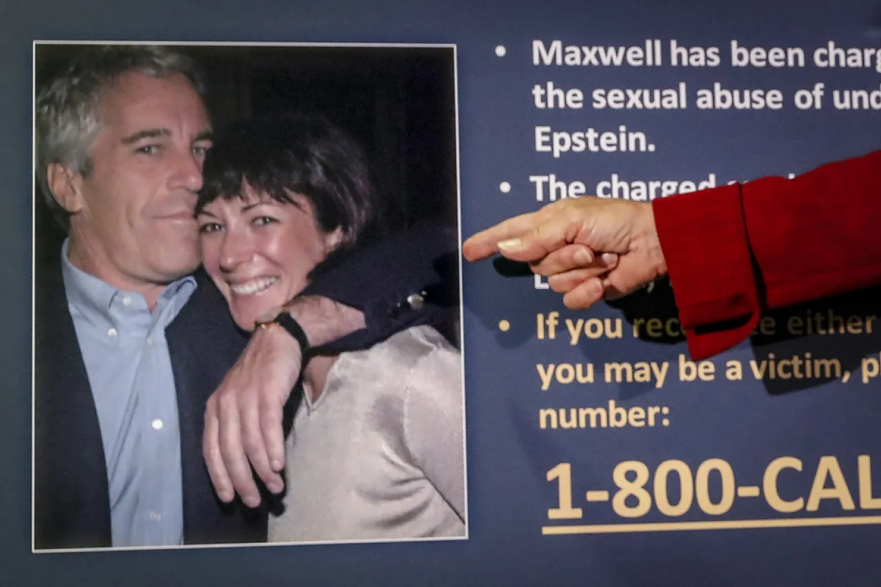 Departamento de Justicia de EU busca entrevistar a exnovia de Jeffrey Epstein