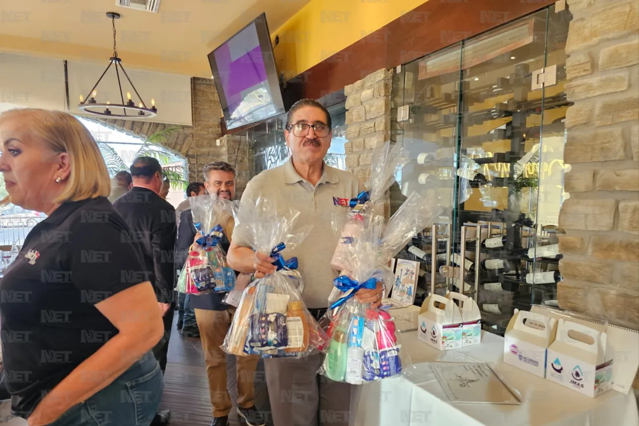 Entrega Asociación de Publicidad kits de limpieza a Casa Amiga