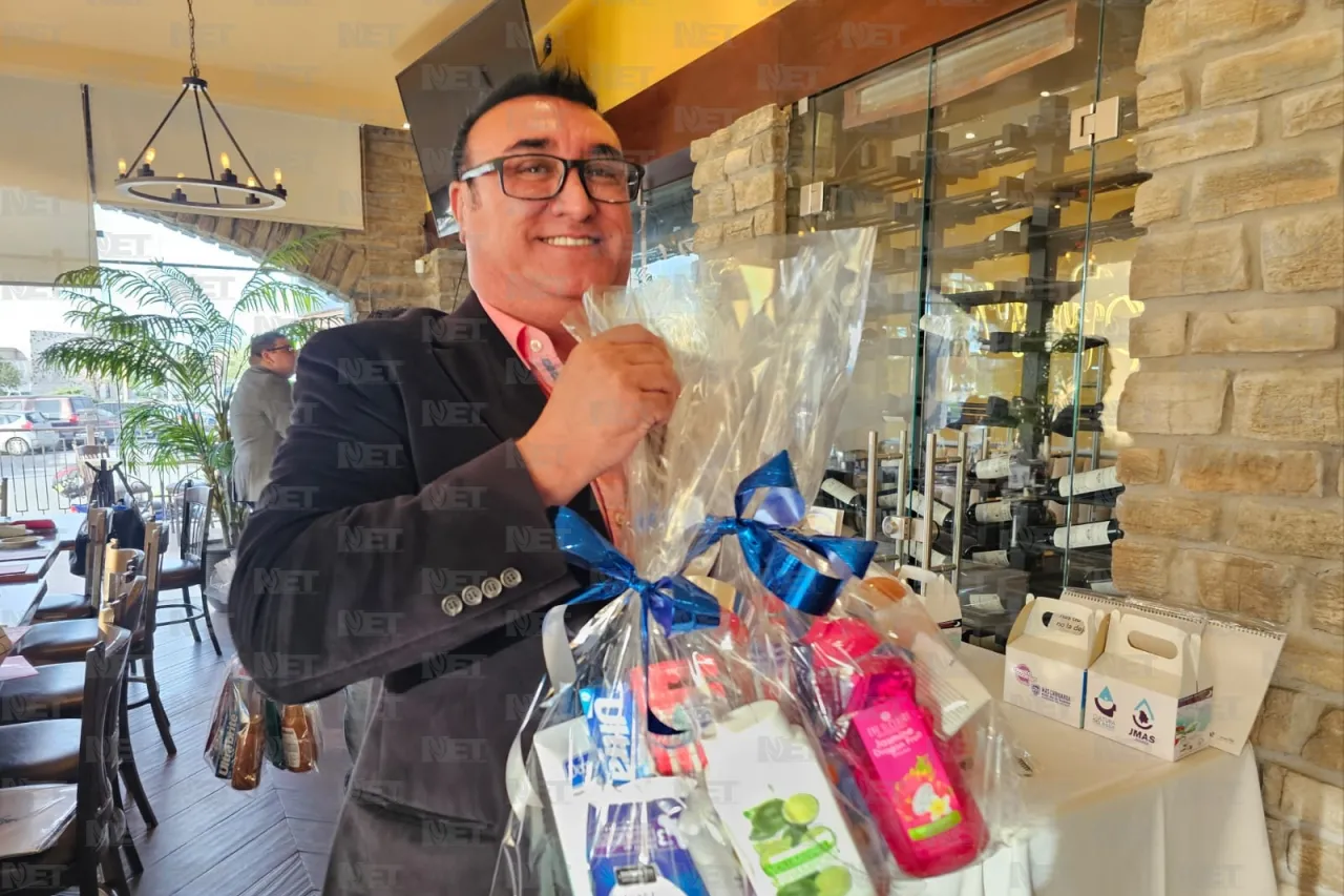 Entrega Asociación de Publicidad kits de limpieza a Casa Amiga