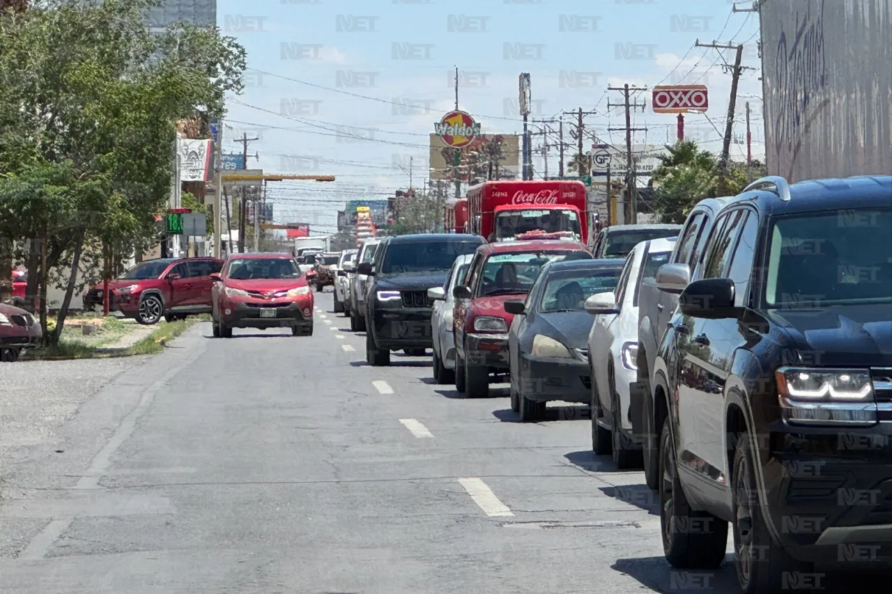 Solo un carril habilitado por reparación de fuga en avenida De la Raza