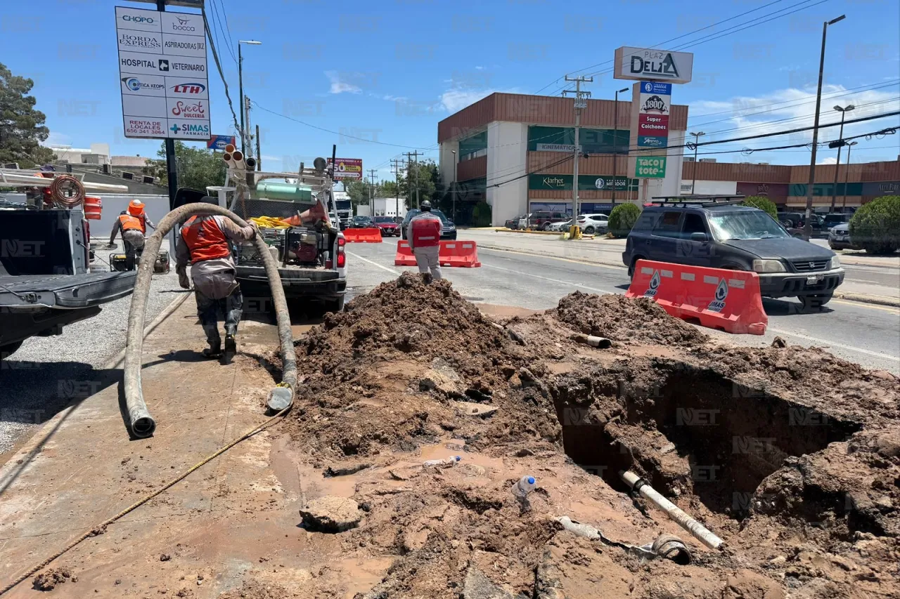 Solo un carril habilitado por reparación de fuga en avenida De la Raza