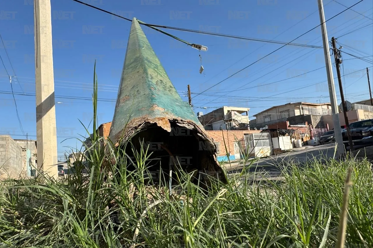 Poste dañado en Del Carmen preocupa a vecinos por riesgo de accidente