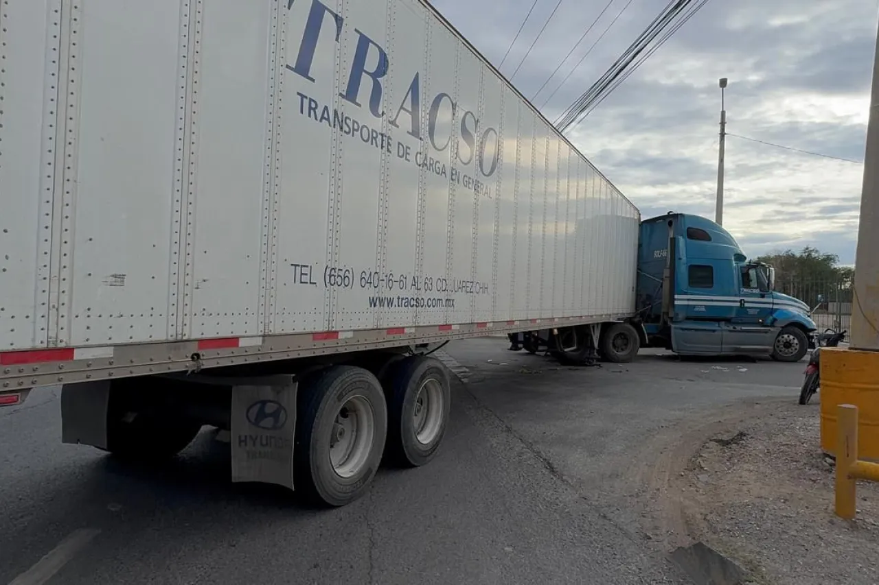 Choca motociclista contra tráiler que intentaba incorporarse a calle