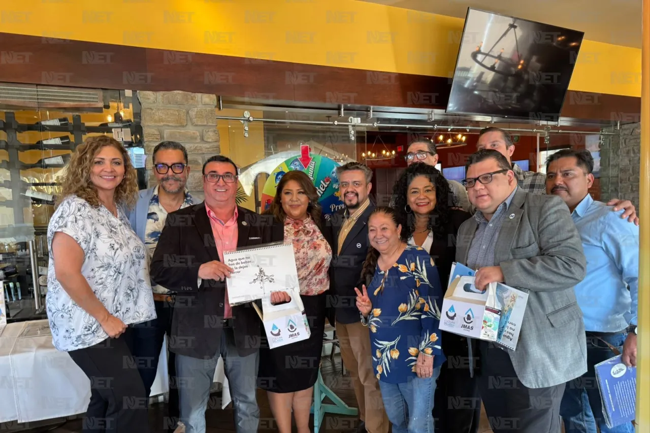 Entrega Asociación de Publicidad kits de limpieza a Casa Amiga