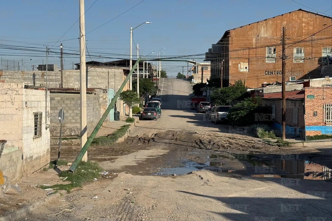Poste dañado en Del Carmen preocupa a vecinos por riesgo de accidente
