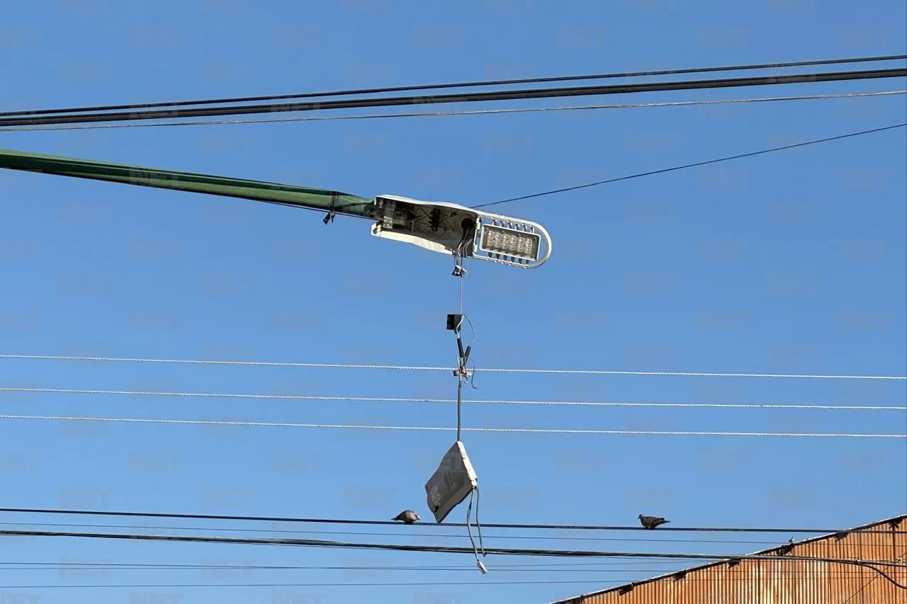 Poste dañado en Del Carmen preocupa a vecinos por riesgo de accidente