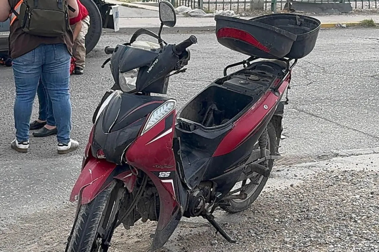 Choca motociclista contra tráiler que intentaba incorporarse a calle