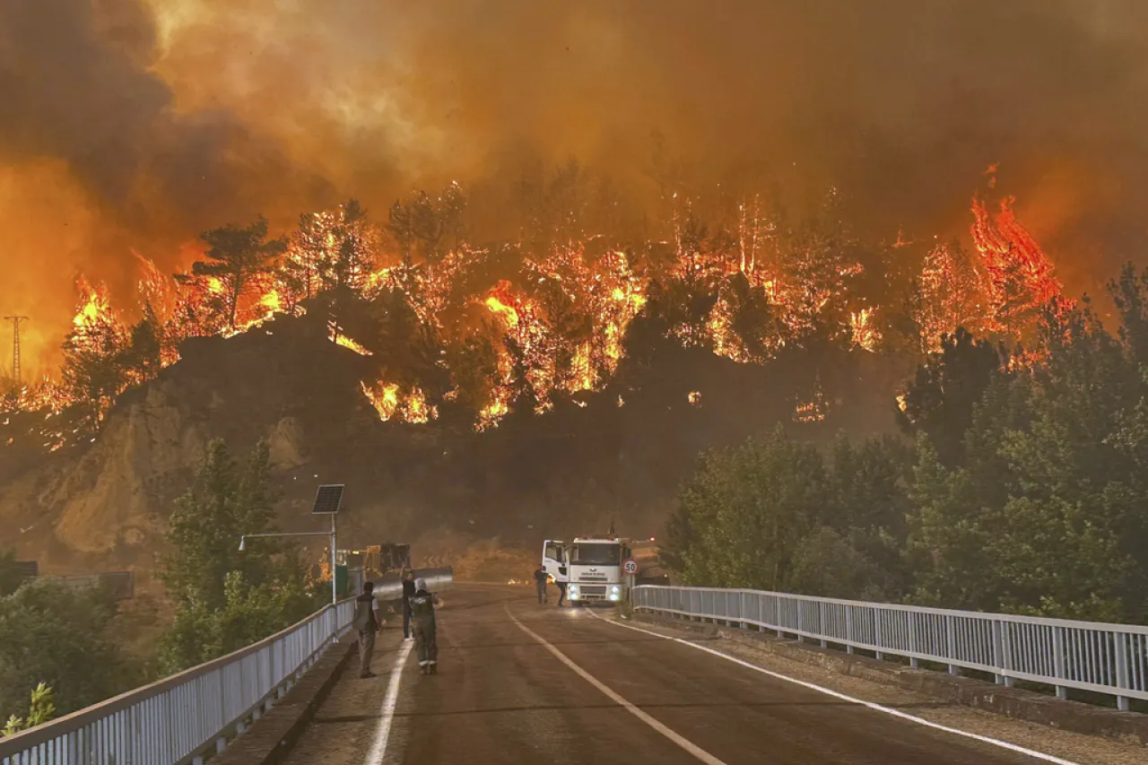 Mueren 10 bomberos y rescatistas en incendio forestal en Turquía