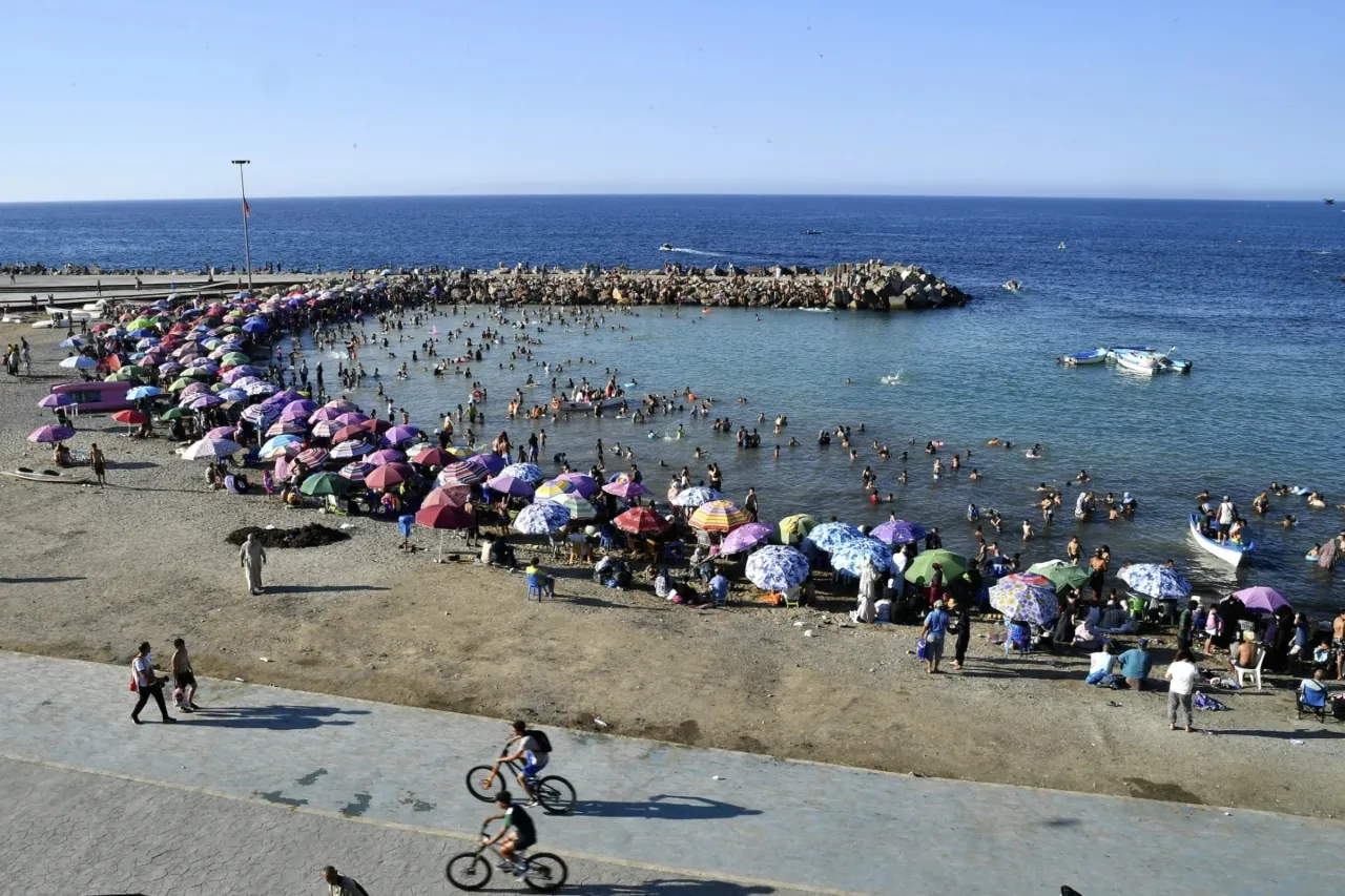 Shorts, ropa de playa y una prohibición local dividen a una ciudad argelina