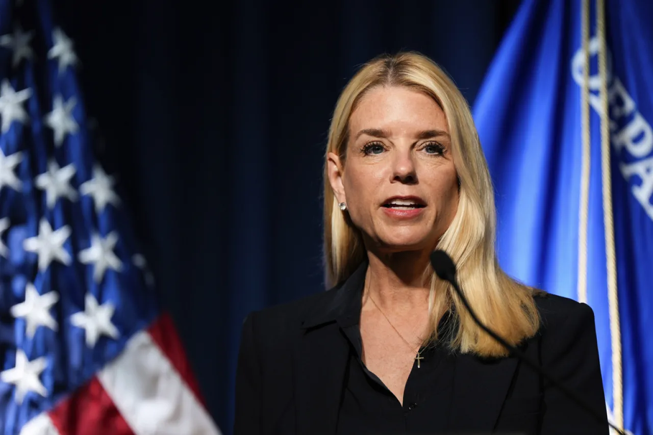 Piden testimonio de Bondi por aviso a Trump sobre archivos de Epstein