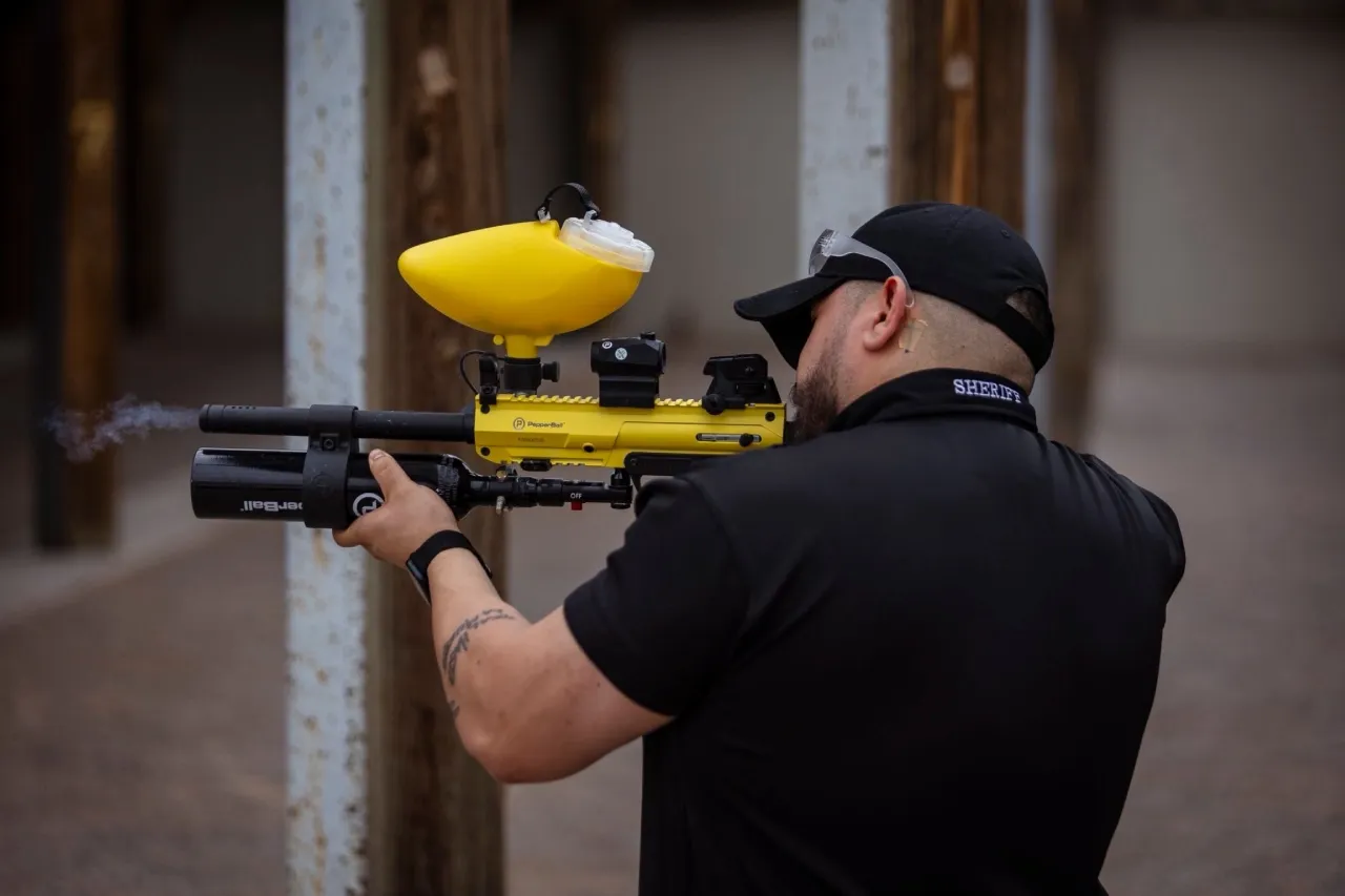 Oficina del Sheriff de El Paso prueba sistema de bolas de pimienta