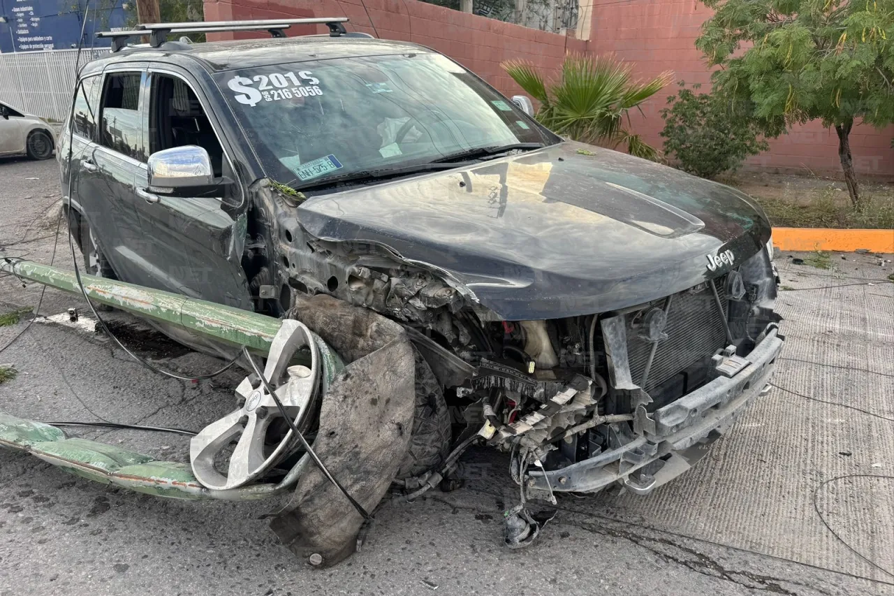 Suegros le prestan la camioneta y termina destrozada en el eje vial