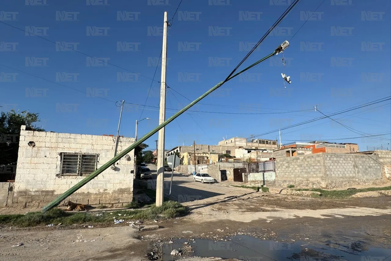 Poste dañado en Del Carmen preocupa a vecinos por riesgo de accidente