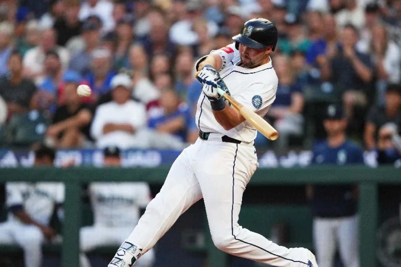 Video: Cal Raleigh frena de un solo batazo a imparables Brewers