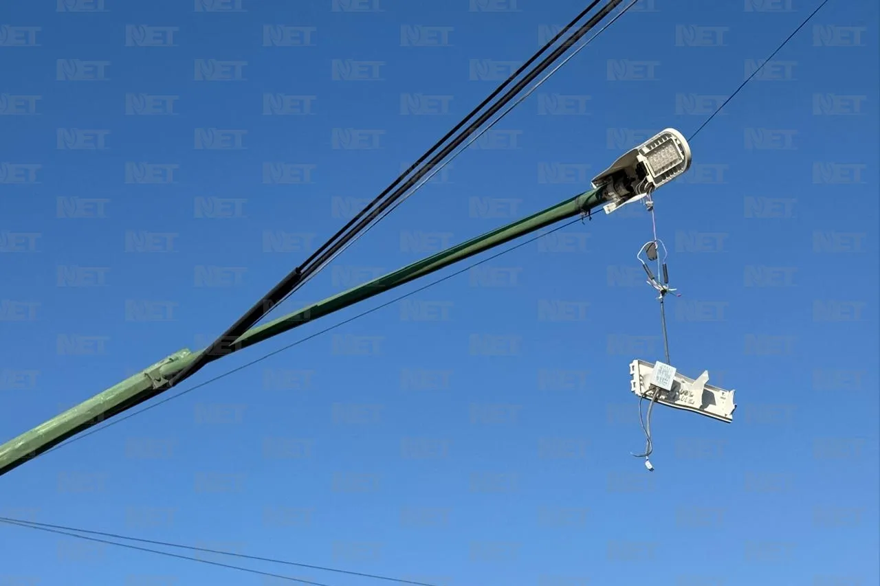 Poste dañado en Del Carmen preocupa a vecinos por riesgo de accidente