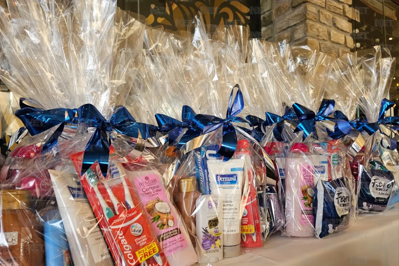 Entrega Asociación de Publicidad kits de limpieza a Casa Amiga
