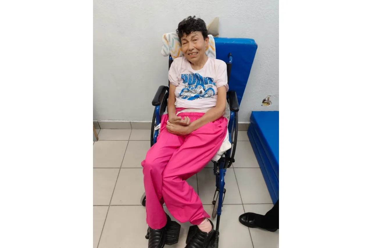 Buscan a familiares de Aurelia; estaba extraviada en Plaza Sendero
