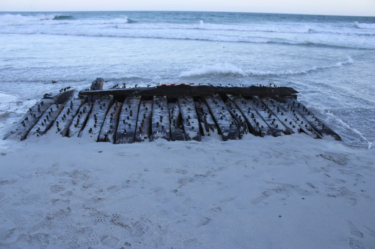 Un barco de guerra y ballenero del siglo XVIII resurge en una playa escocesa