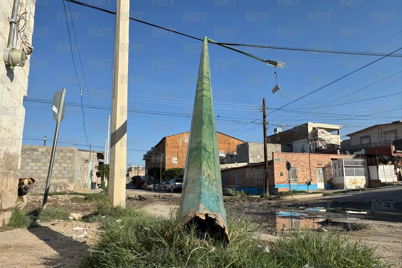 Poste dañado en Del Carmen preocupa a vecinos por riesgo de accidente
