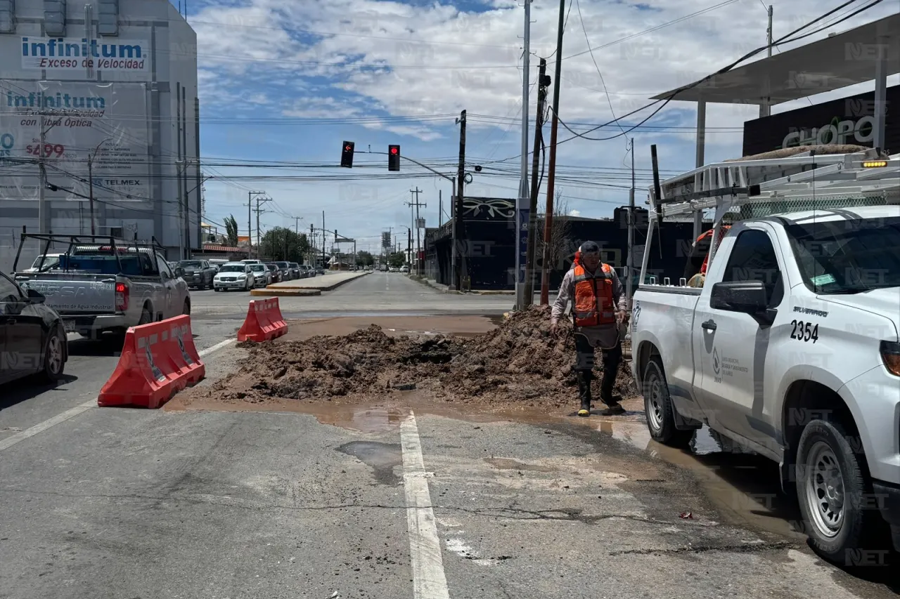 Solo un carril habilitado por reparación de fuga en avenida De la Raza