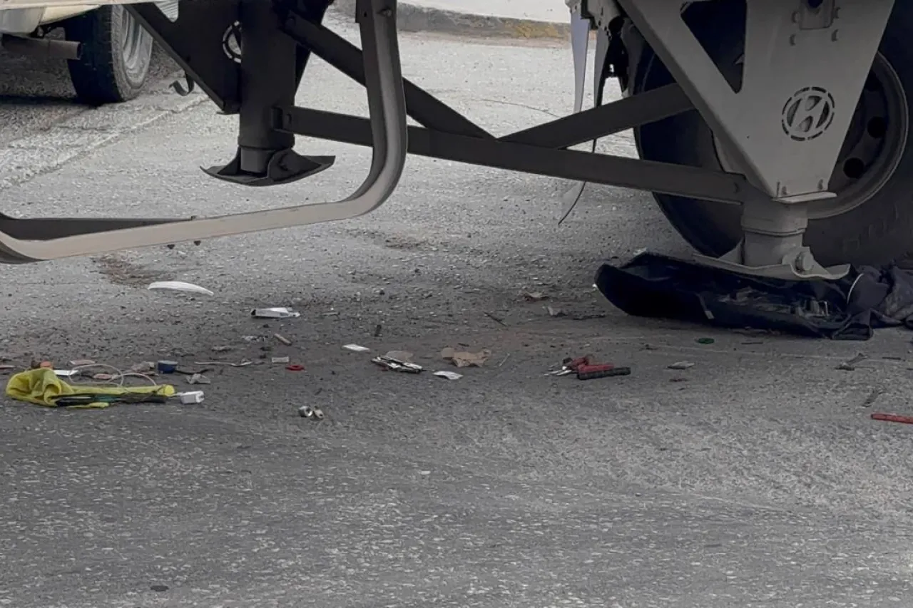 Choca motociclista contra tráiler que intentaba incorporarse a calle
