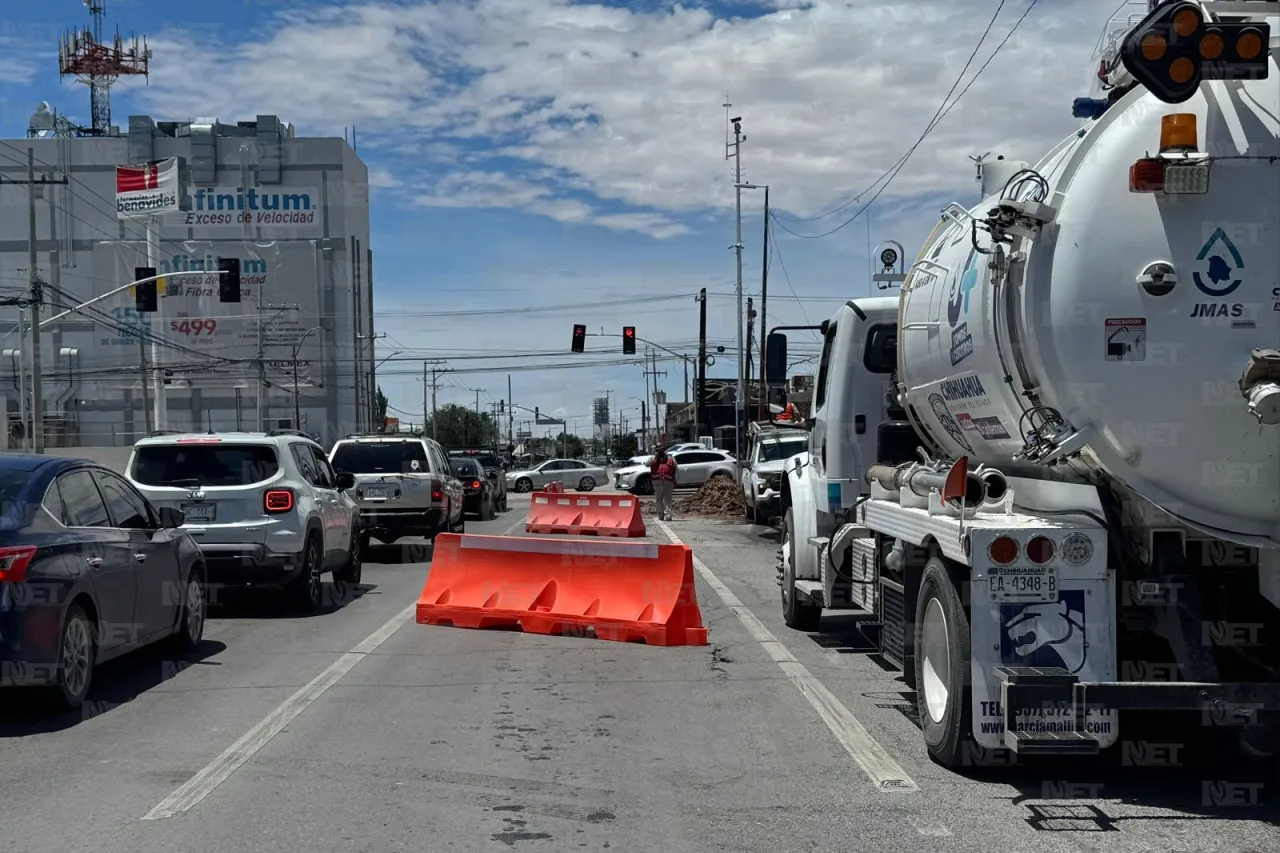 Solo un carril habilitado por reparación de fuga en avenida De la Raza