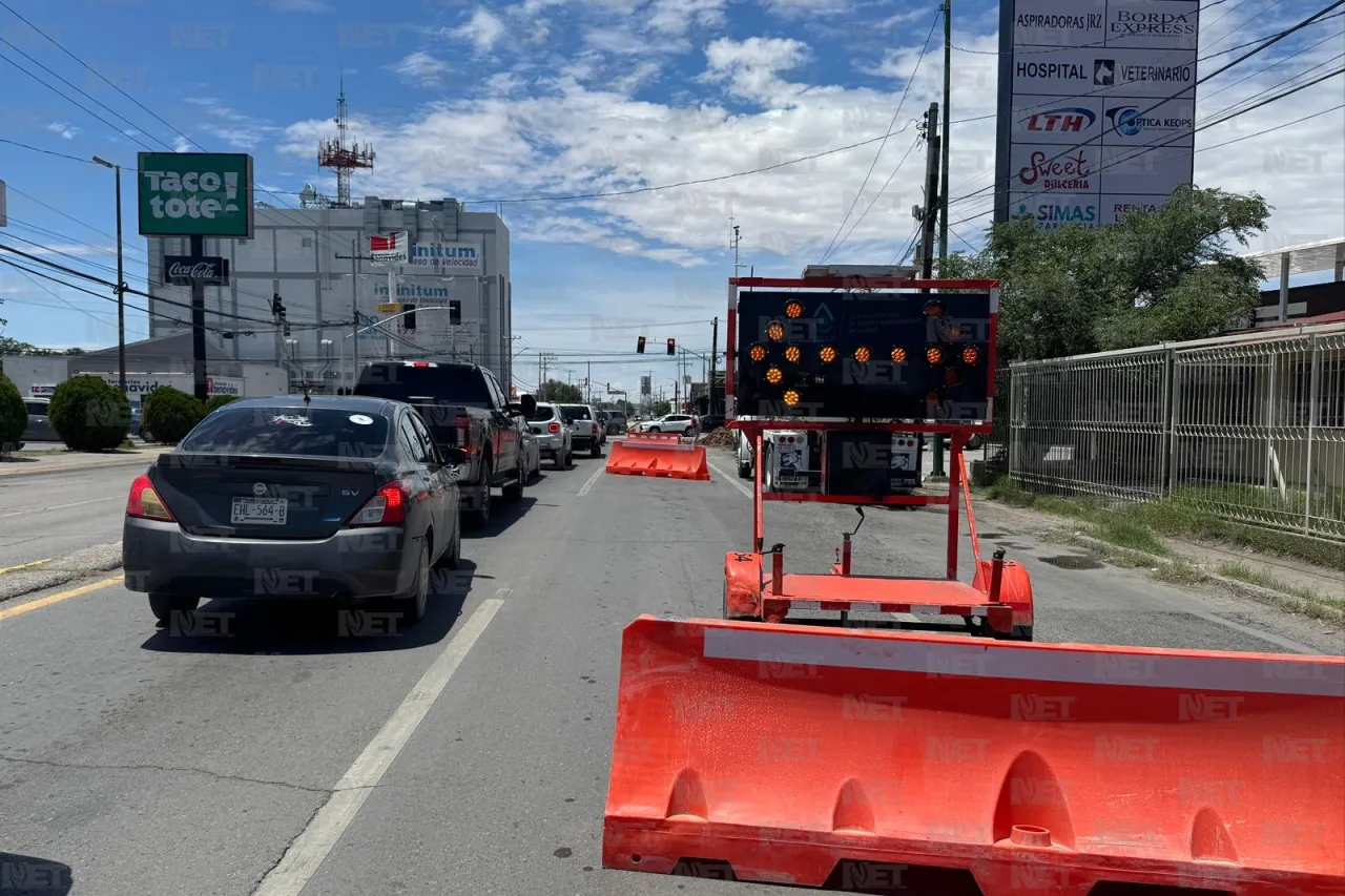 Solo un carril habilitado por reparación de fuga en avenida De la Raza