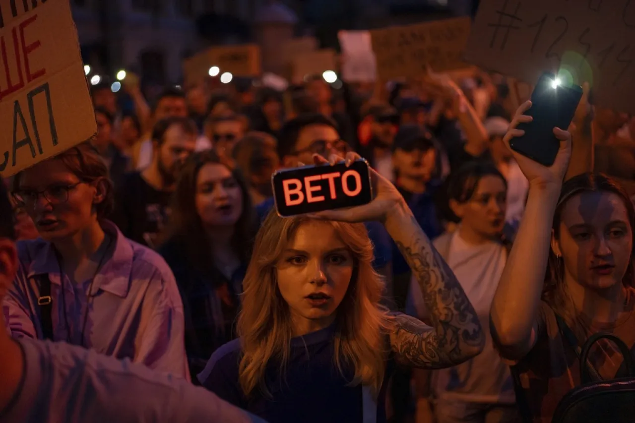 Zelenskyy enfrenta críticas mientras ucranianos protestan