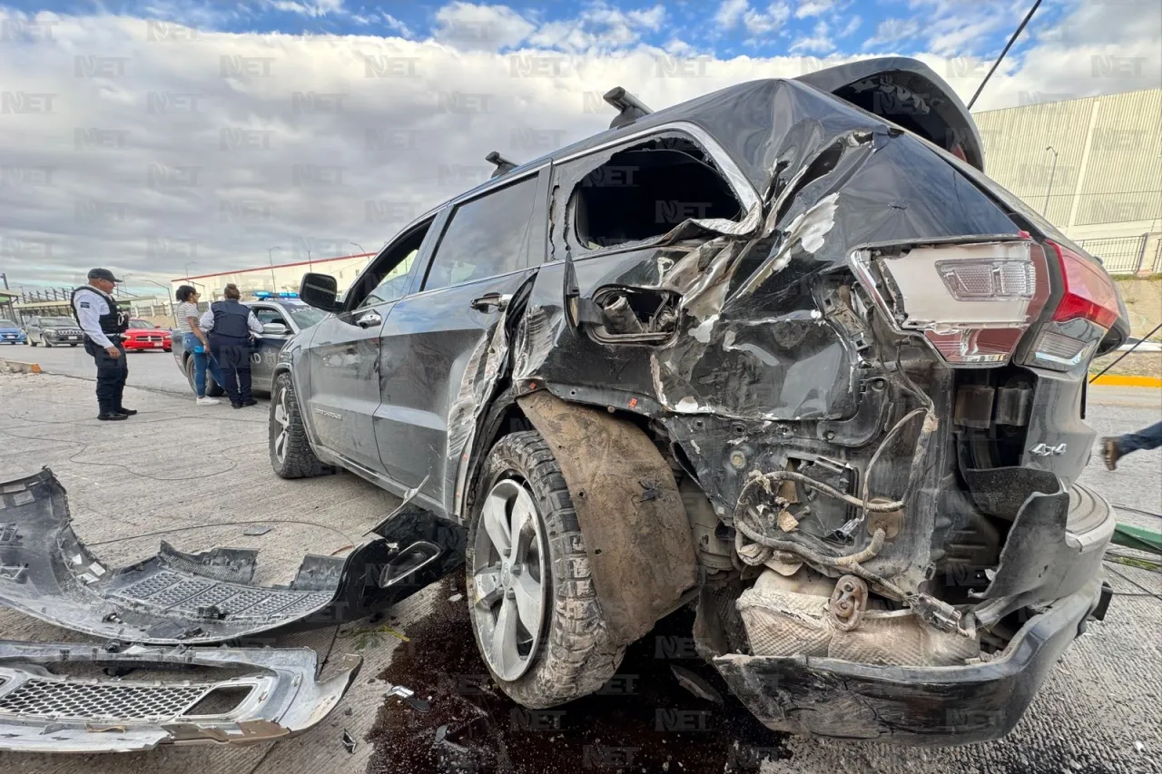 Suegros le prestan la camioneta y termina destrozada en el eje vial