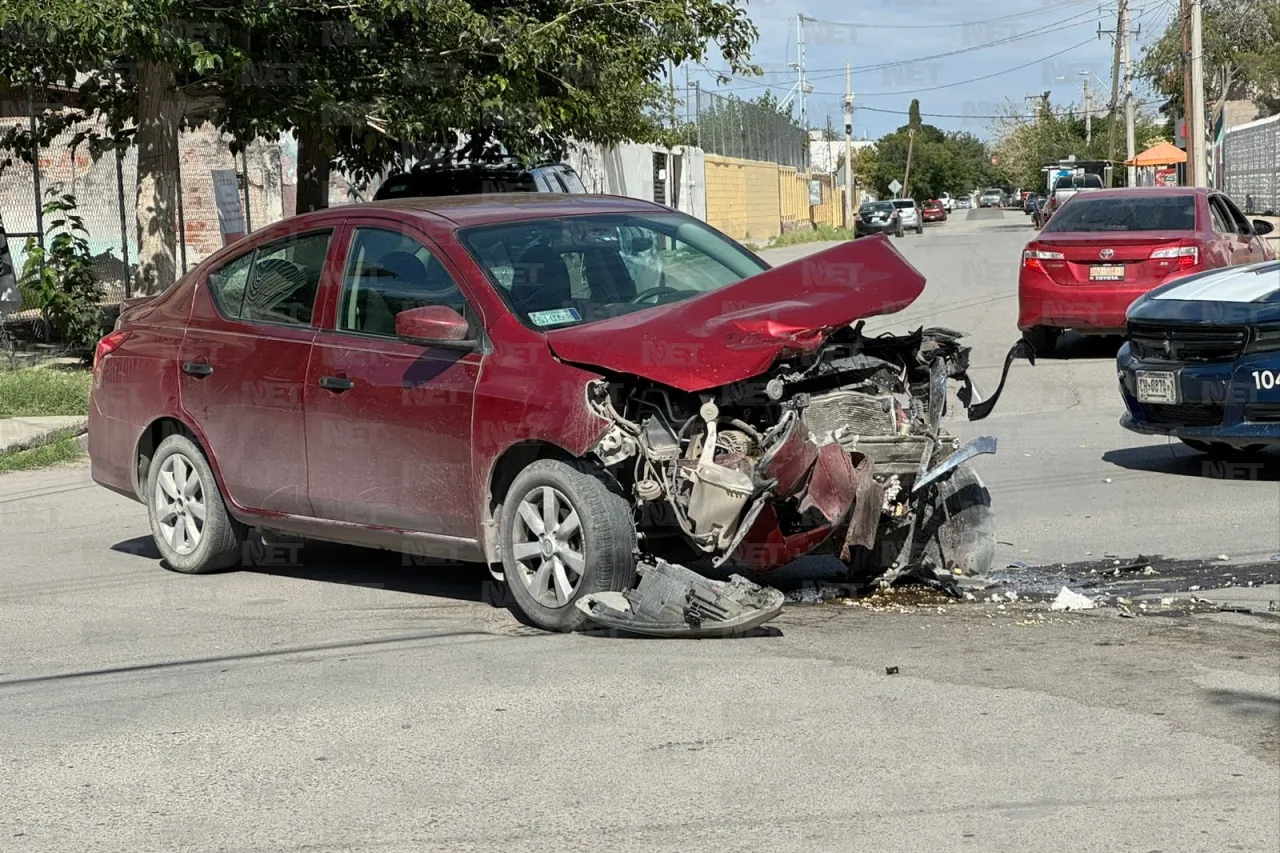 Se pasa el alto sin precaución y causa choque; hay dos lesionados