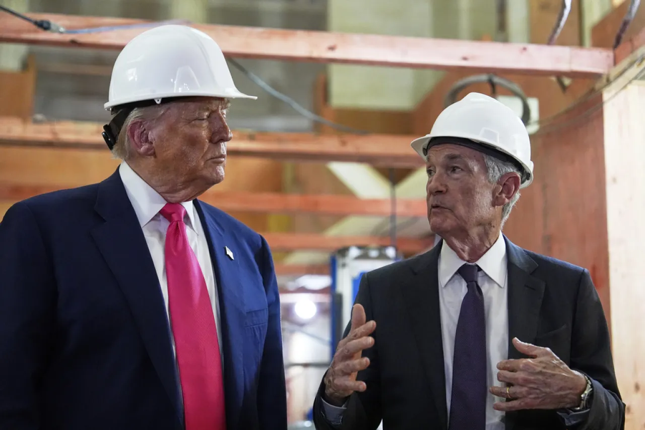 Discuten Trump y Powell por renovaciones del edificio de la Reserva Federal