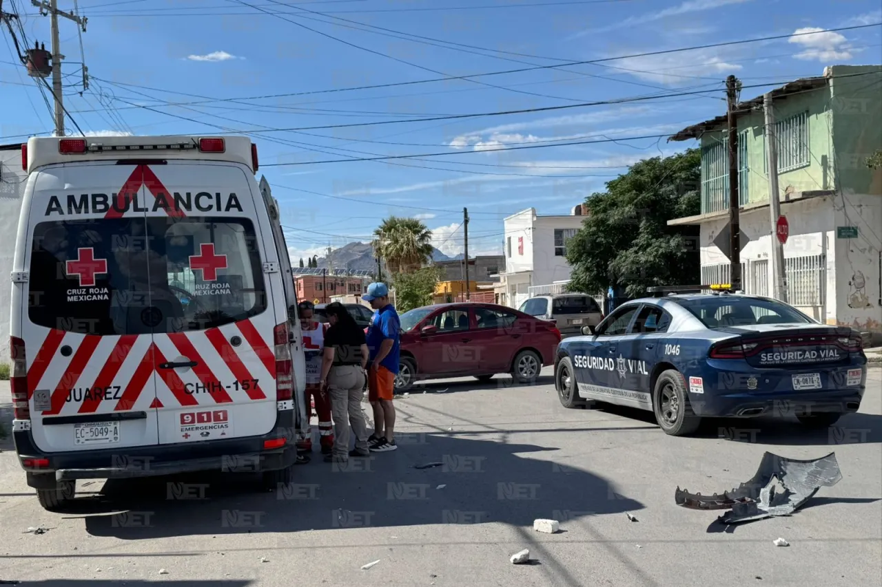 Se pasa el alto sin precaución y causa choque; hay dos lesionados