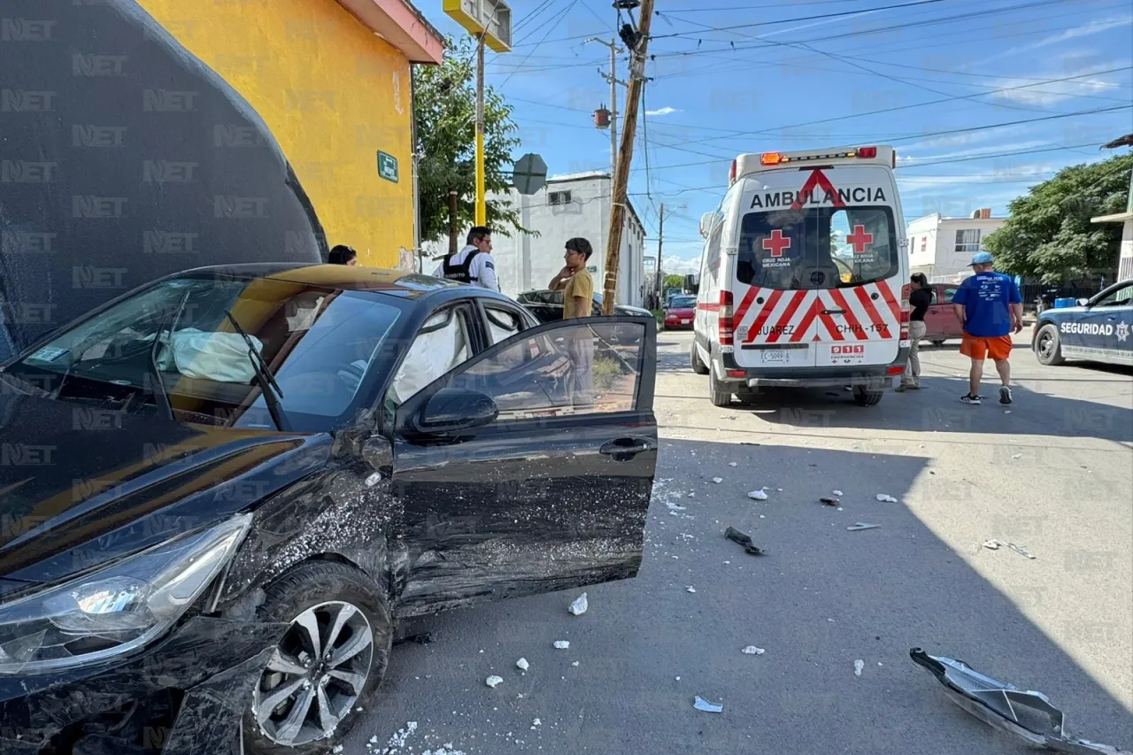 Se pasa el alto sin precaución y causa choque; hay dos lesionados