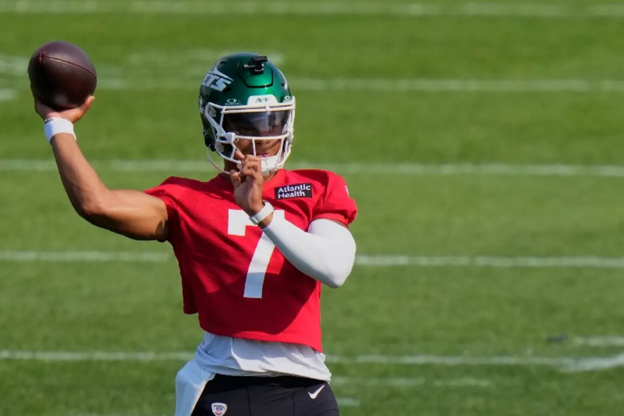 Jets: Justin Fields sale de entrenamiento con Nueva York por lesión