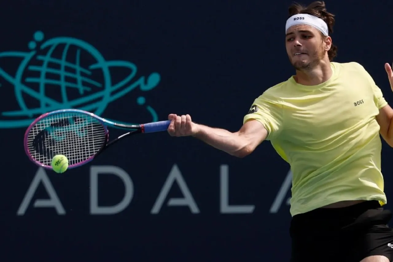 Taylor Fritz da catedra para arrancar temporada de cancha dura