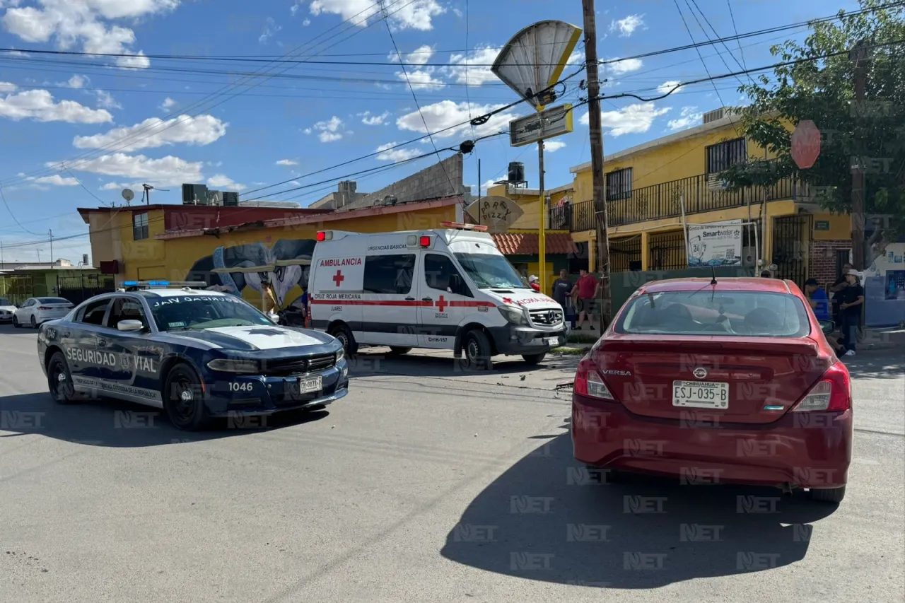 Se pasa el alto sin precaución y causa choque; hay dos lesionados