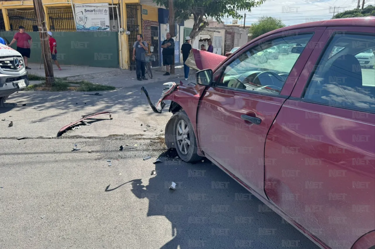 Se pasa el alto sin precaución y causa choque; hay dos lesionados