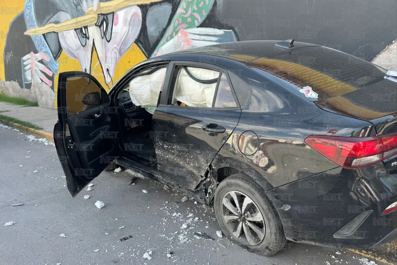 Se pasa el alto sin precaución y causa choque; hay dos lesionados