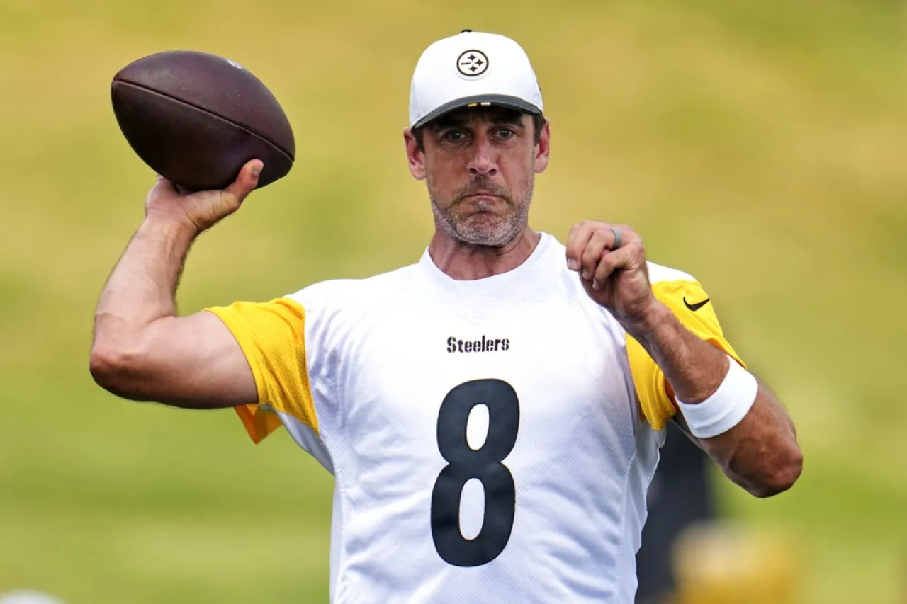 Rodgers se presenta con los Steelers con una intercepción