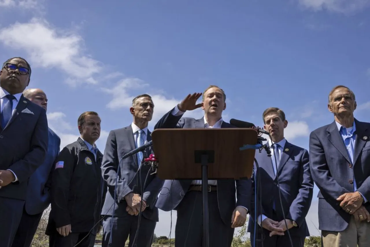 Firman México y EU acuerdo para combatir las aguas residuales del río Tijuana