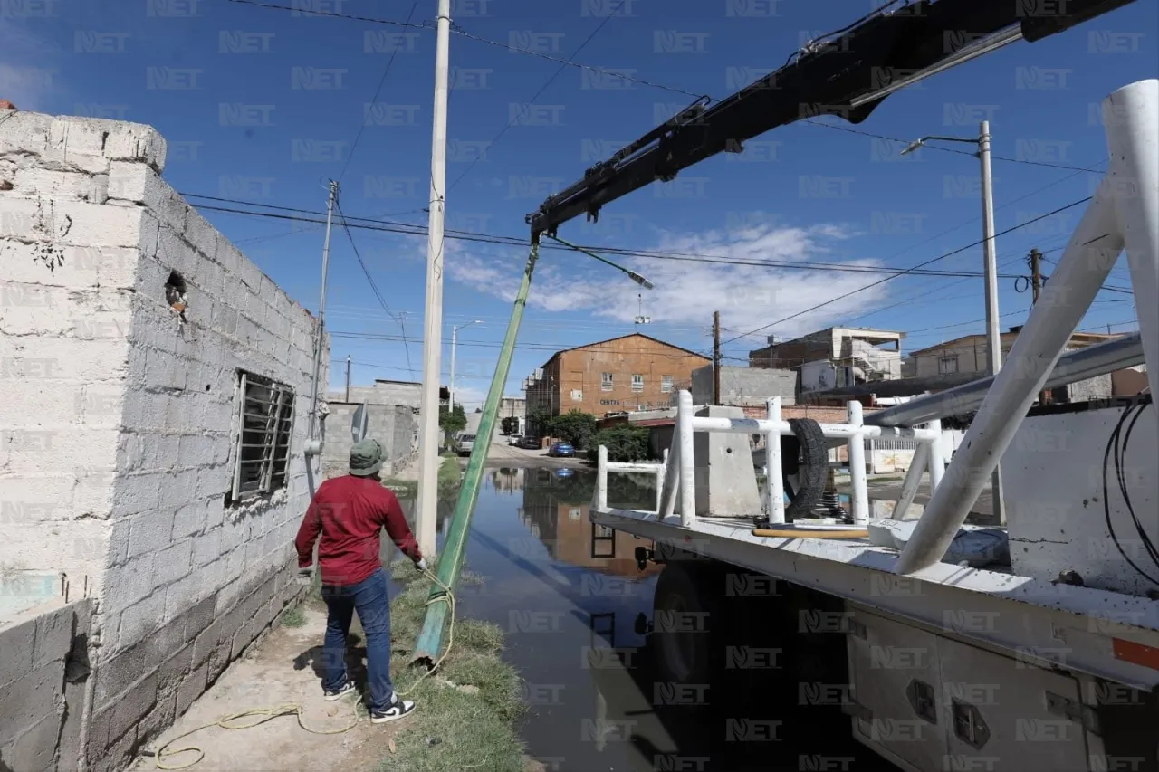 Atienden reporte de poste caído en la colonia Del Carmen