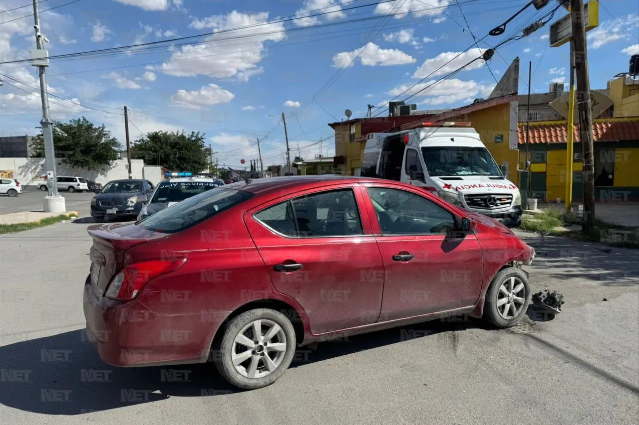 Se pasa el alto sin precaución y causa choque; hay dos lesionados
