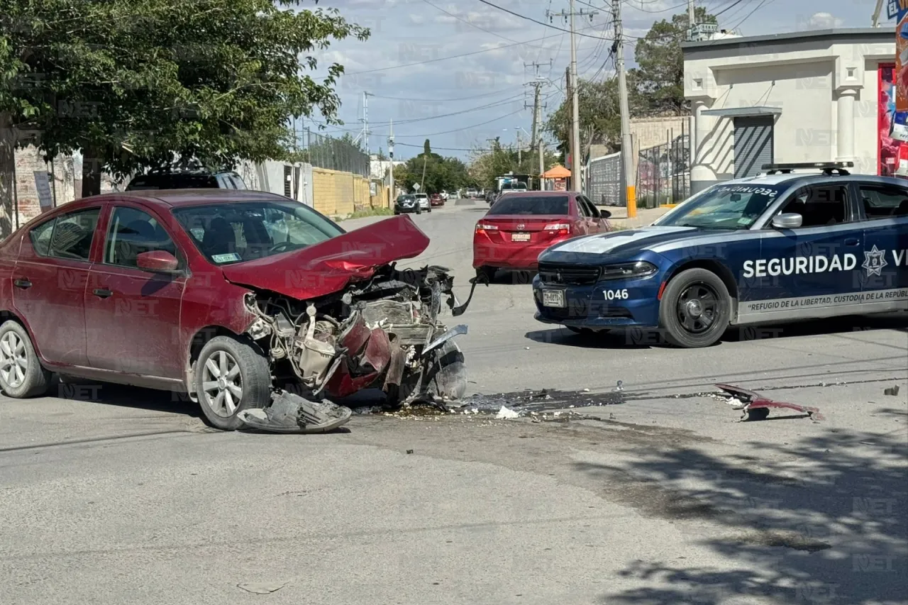 Se pasa el alto sin precaución y causa choque; hay dos lesionados