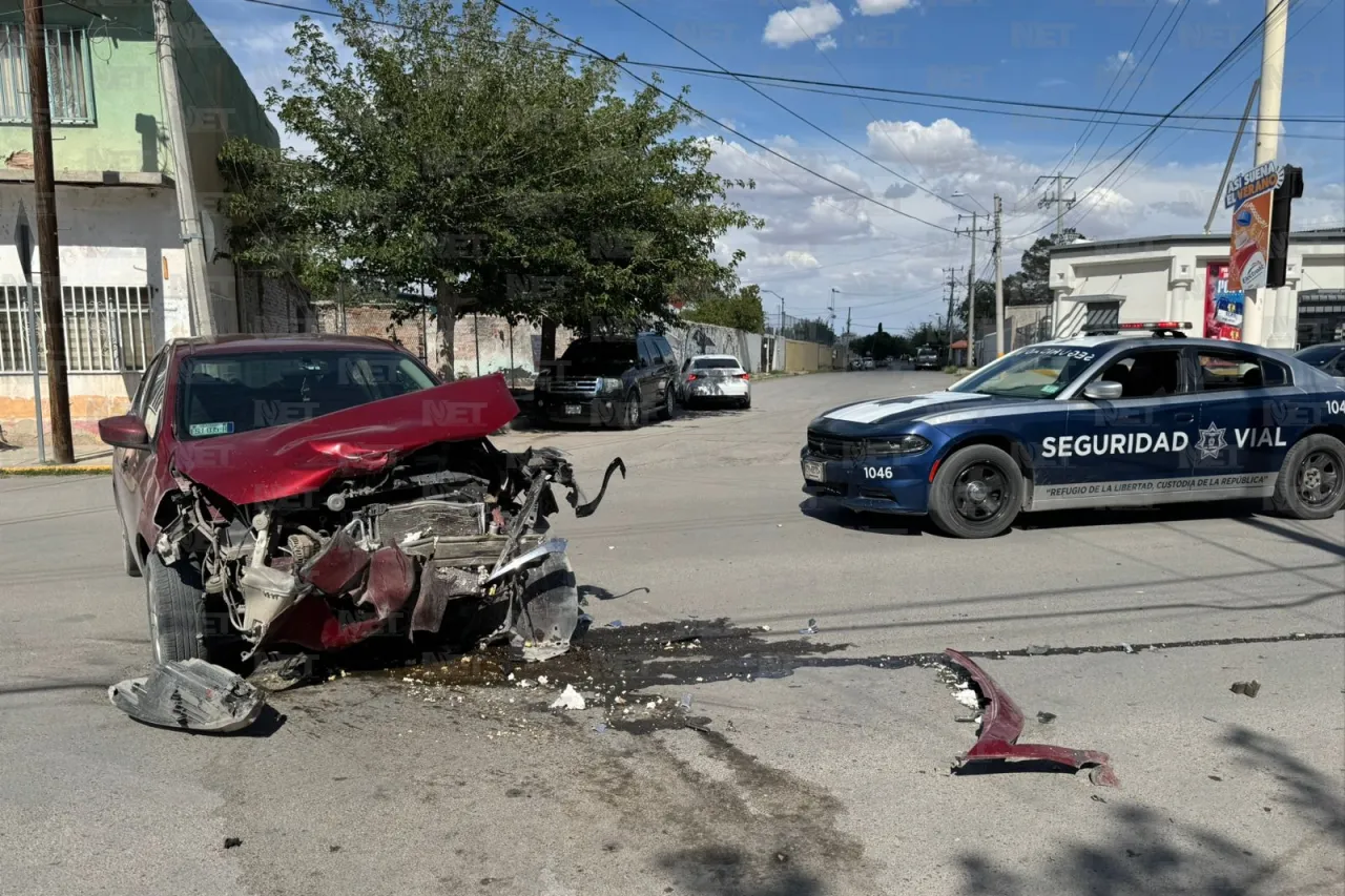 Se pasa el alto sin precaución y causa choque; hay dos lesionados
