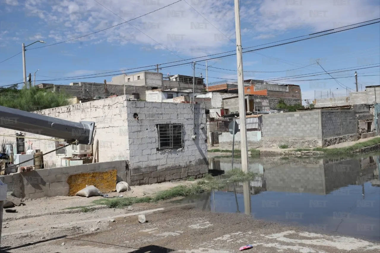 Atienden reporte de poste caído en la colonia Del Carmen