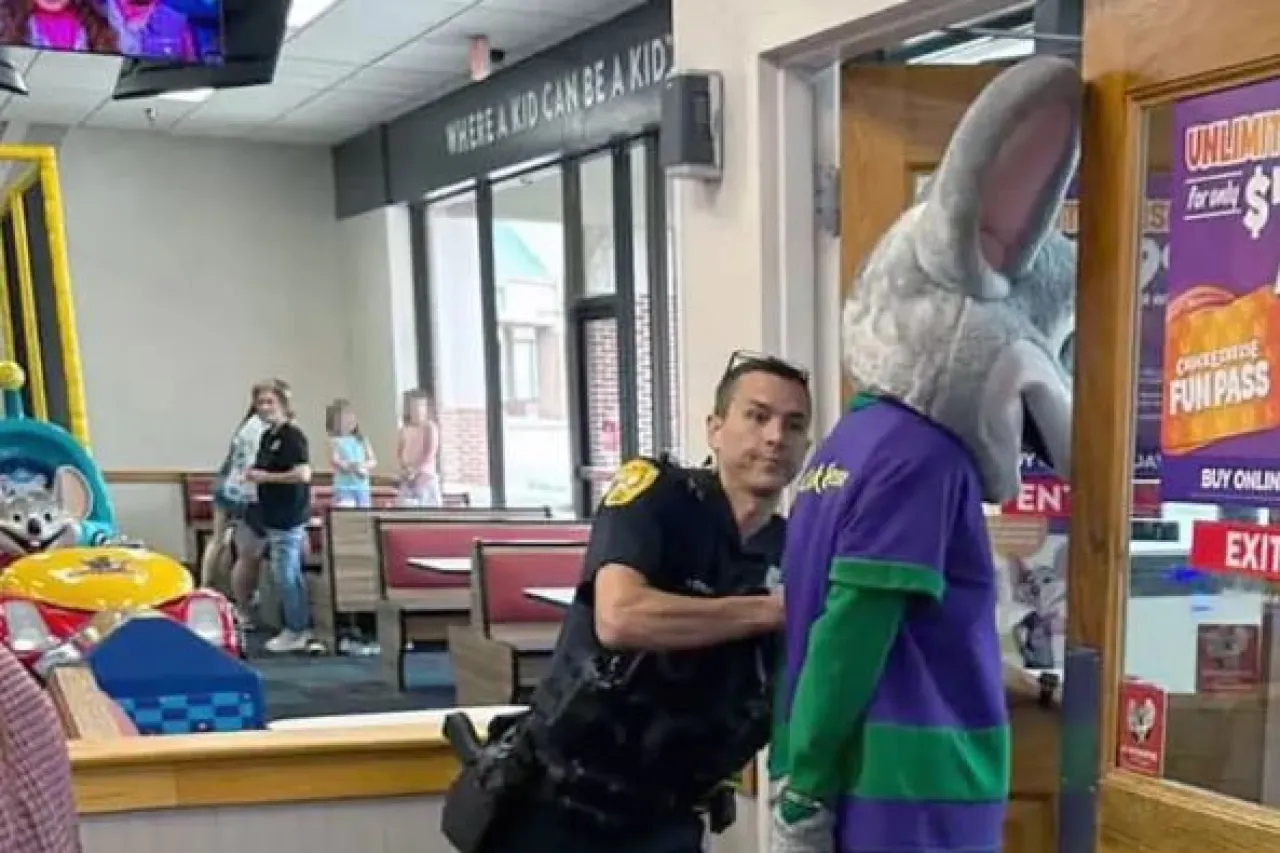 Video: Arrestan a mascota de Chuck E. Cheese por robo de tarjetas frente a niños