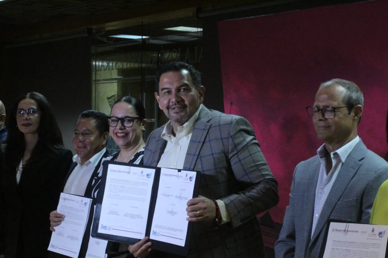 Dan certeza a familias con firma de convenio para escrituración de terrenos