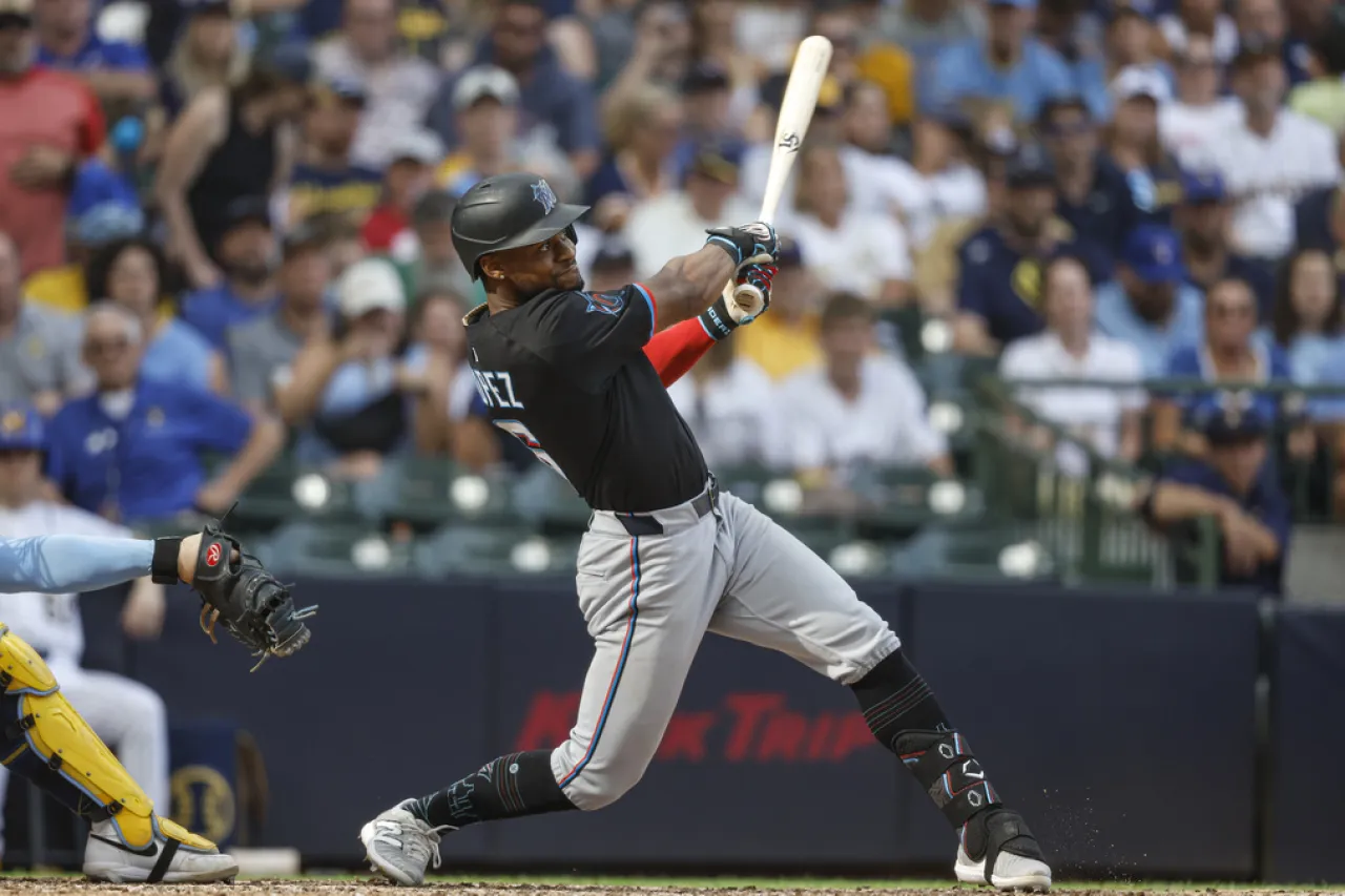 Derrotan Marlins a Cerveceros